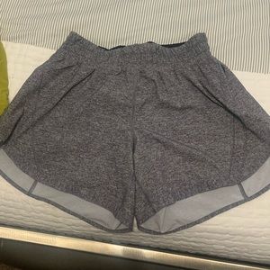 Lululemon Track That Mid-Rise Lined Short 5” Women’s, gray/black Heather
